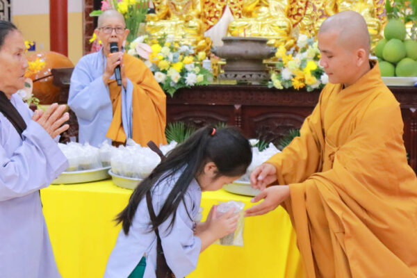 MÙA PHẬT ĐẢN – TRÀN ĐẦY HOAN HỶ, AN LẠC TRONG THỜI KINH SÁM HỐI VÀ TỤNG KINH CHÚ DƯỢC SƯ