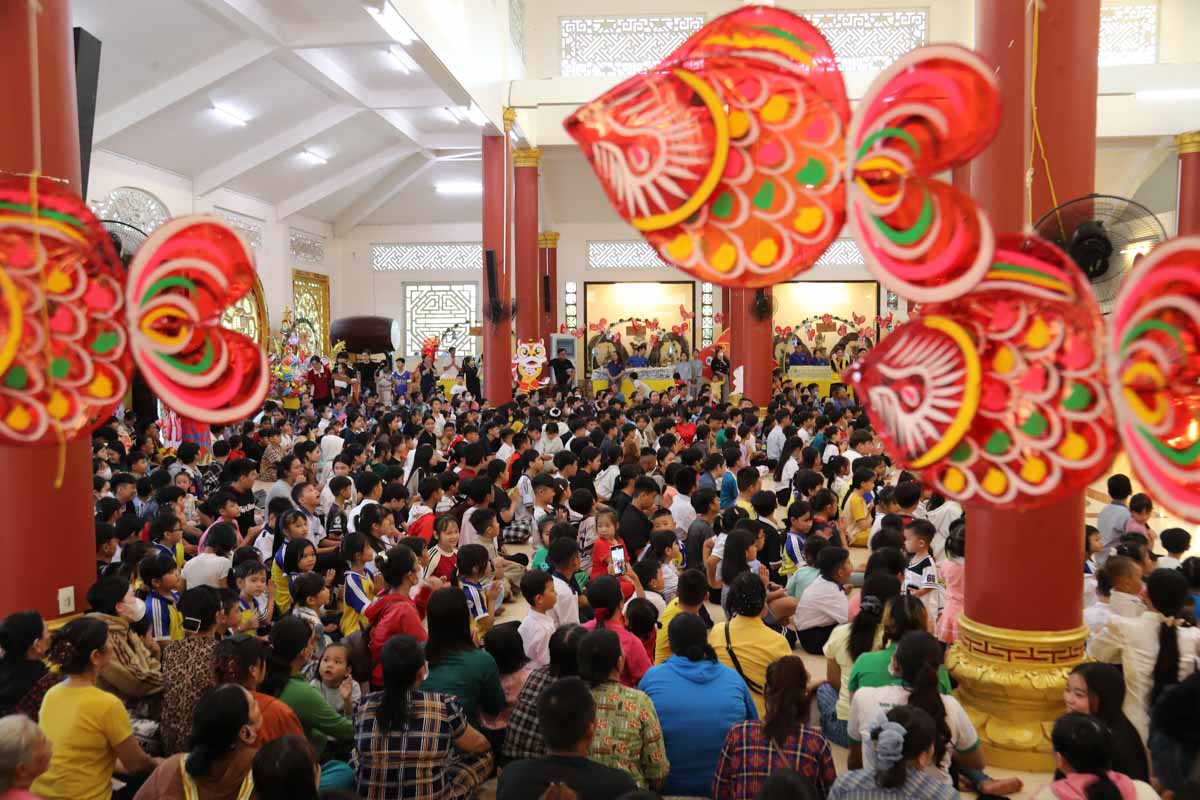 CHÙA QUÊ HƯƠNG: 1200 PHẦN QUÀ TRUNG THU “SAN SẺ YÊU THƯƠNG” ĐẾN CÁC EM NHỎ